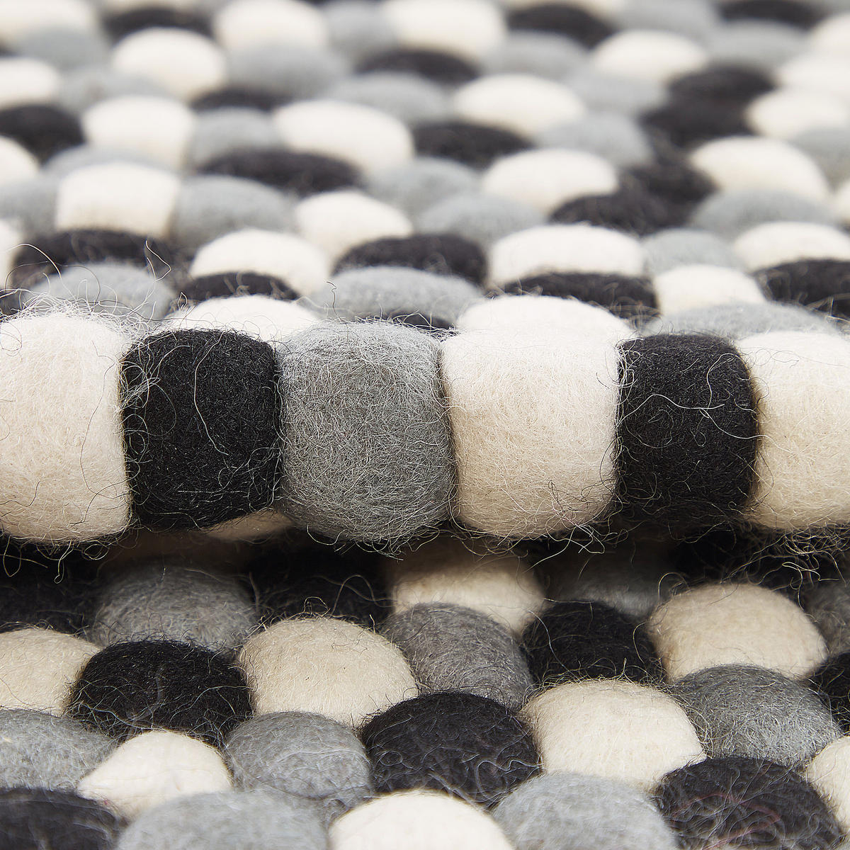 FILZKUGELTEPPICH 140/140 cm Penek - Schwarz, Textil (140/140cm) - Beliani