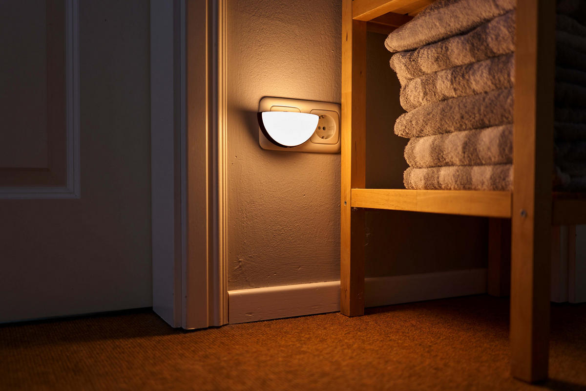 LED-NACHTLICHT - Dämmerungssensor und Bewegungsmelder im eleganten Halbkugel Design, Schwarz - Schwarz, Kunststoff (8.7/10/5.1cm) - Northpoint