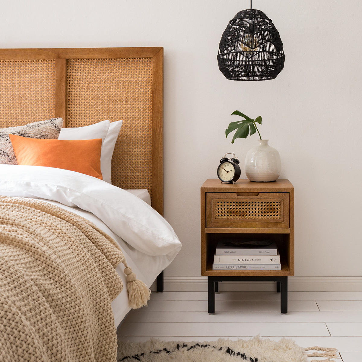 NACHTKOMMODE - Mango massiv / Wiener Geflecht - Beige/Schwarz, Naturmaterialen/Holz (40/55/35cm) - home24