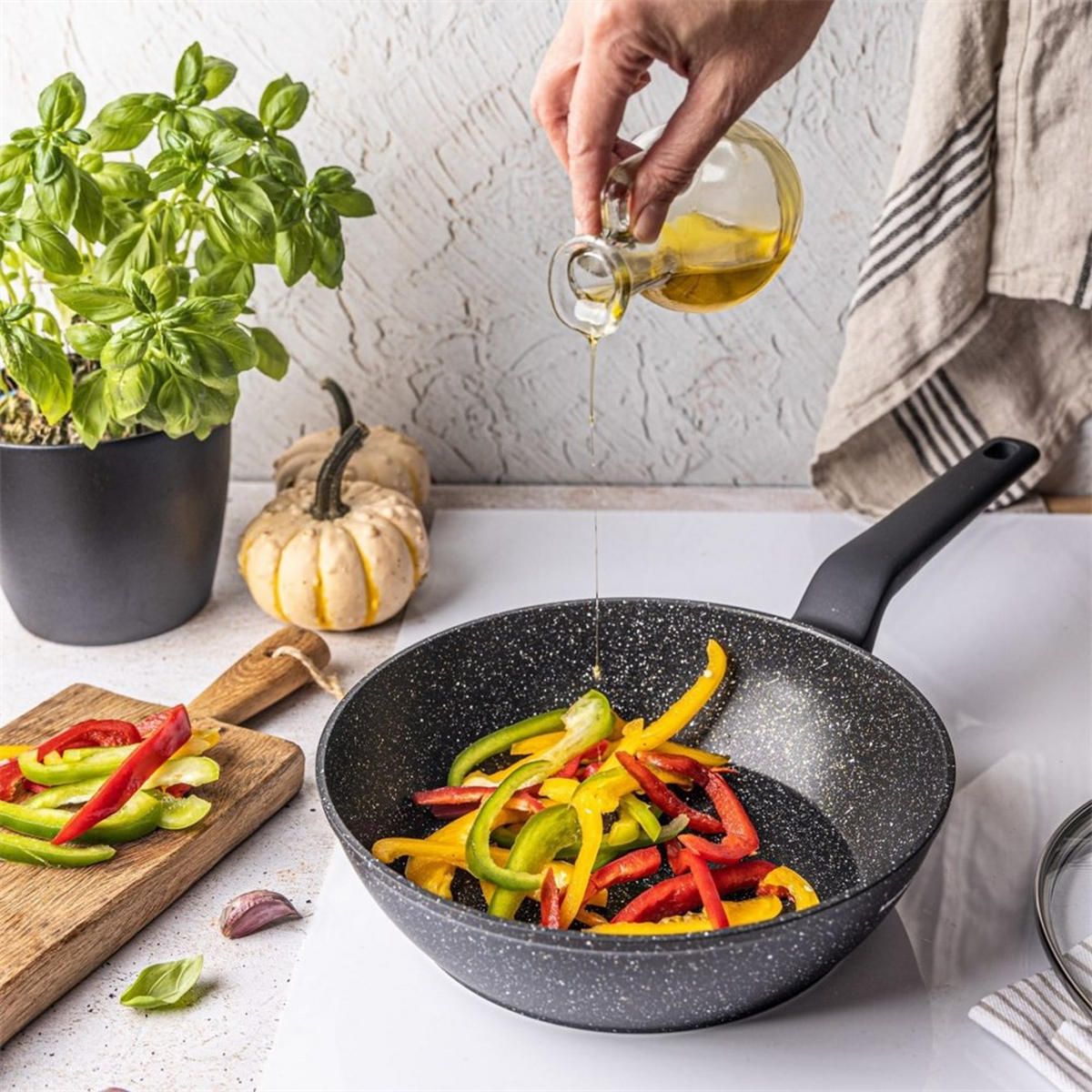 PFANNE Schwarz 24/24/6.5 cm KB7666 - Schwarz, Metall (24cm) - Klausberg 