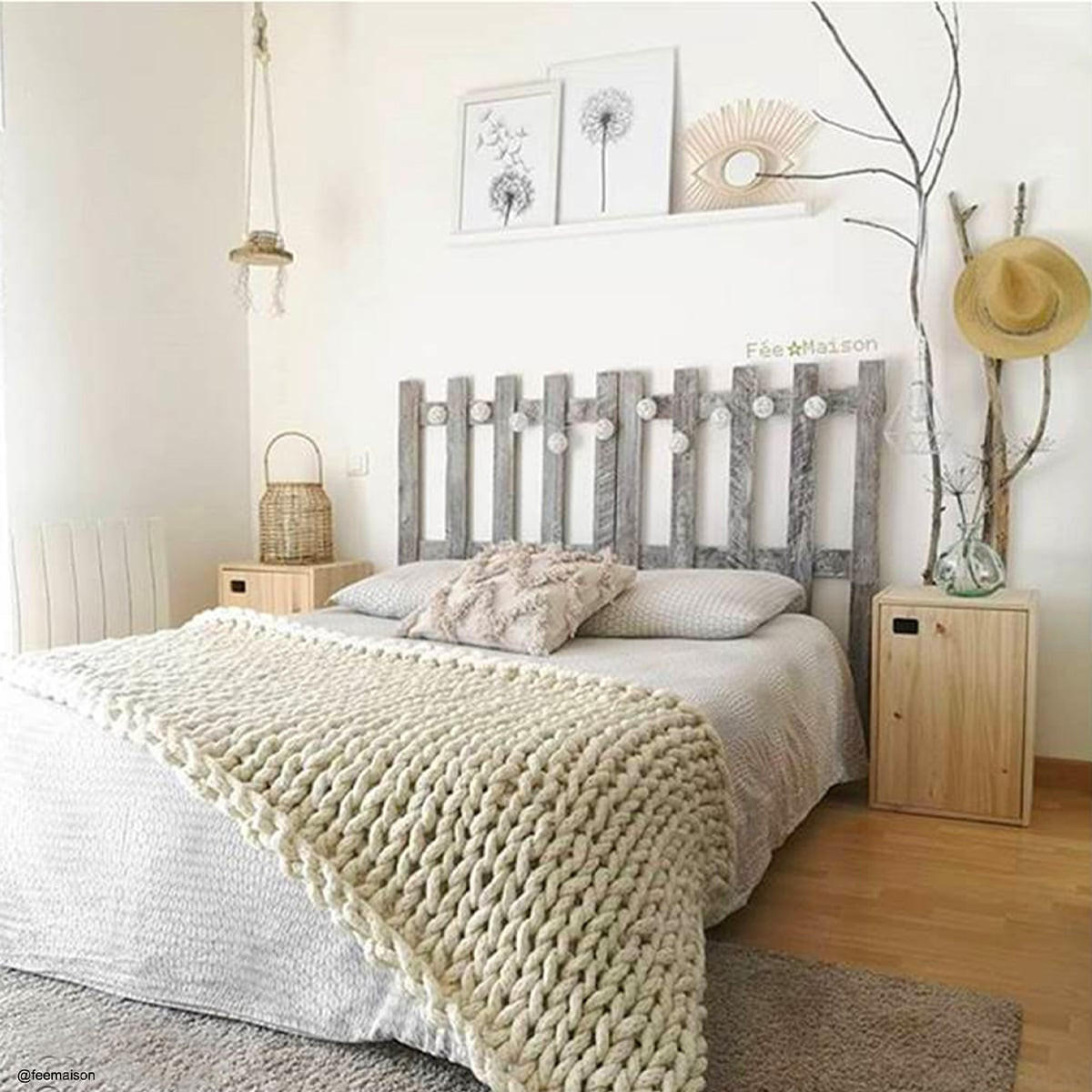 KOMMODE aus massiver Kiefer mit einer Tür und einem höhenverstellbaren Einlegeboden - L37 x H53,5 cm - Eschefarben, Holzwerkstoff (37.3/53.5/36cm) - Calicosy