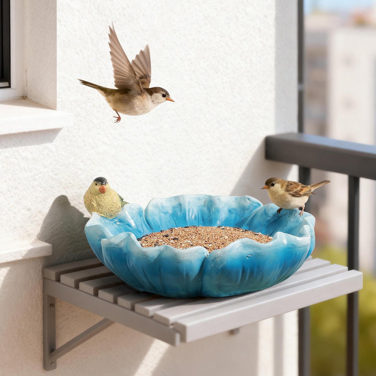 VOGELFUTTERSPENDER in Form einer blauen Lotusblüte mit Deko-Vogel 40x37cm Dekoration für Balkon und Hof - Multicolor, Naturmaterialien (39.5/16/37cm) - Hometopia