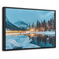 LEINWAND Bilder mit Rahmen - Winterlandschaft - Natur - Haus - Berge - Schnee - 60x40 - Hellblau, Textil (60/40cm) - MuchoWow