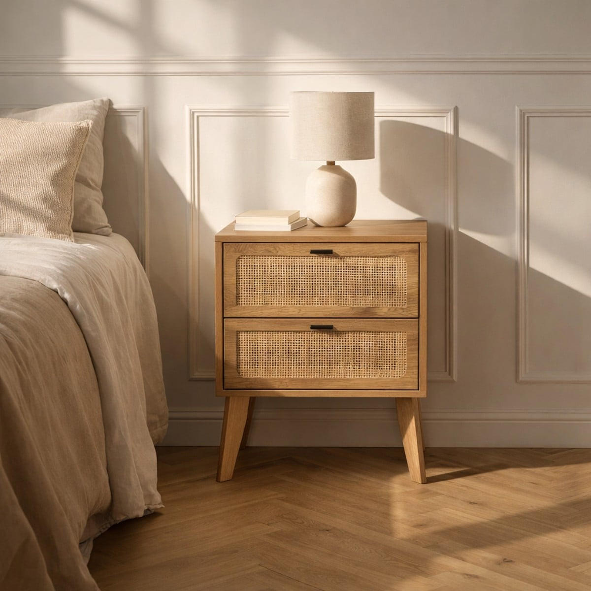 NACHTTISCH mit 2 schubladenrattanfronten und holzdekorbeinen alia 45/29/56 cm - Eschefarben, Holzwerkstoff (45/56/29cm) - Calicosy