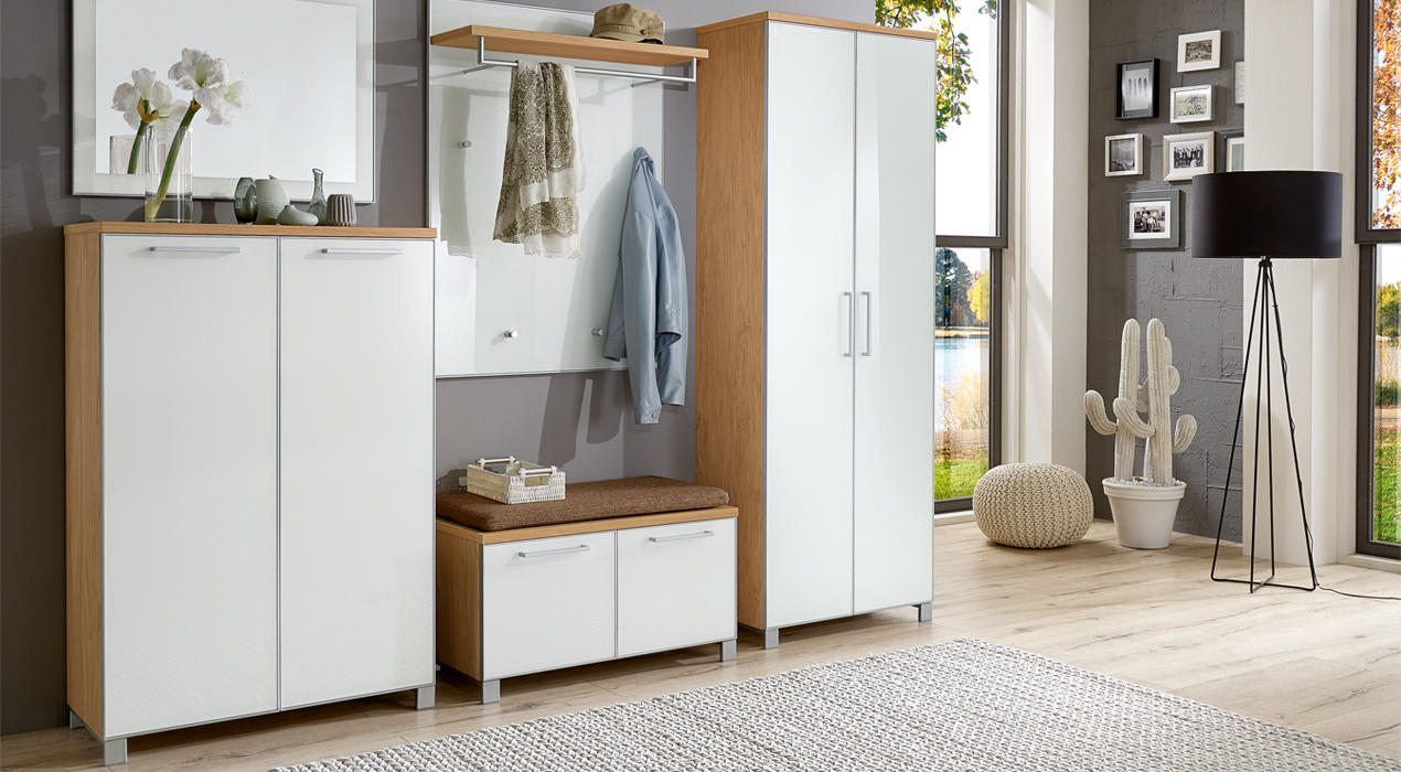 Moderner Flur mit weiß-holzfarbenen Möbeln, Sitzbank, Garderobe, Deko, Bildern und viel Tageslicht
