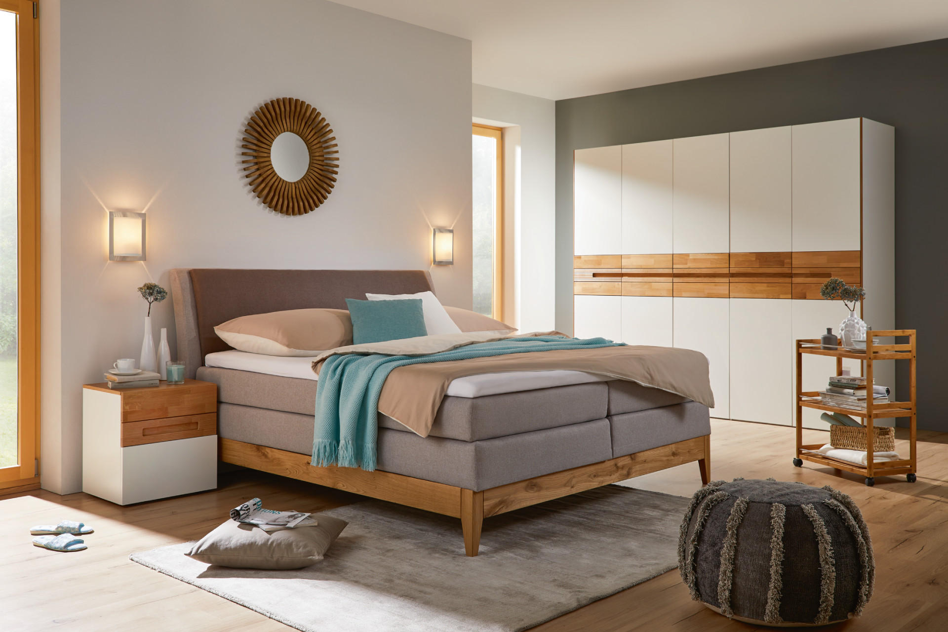 Postel boxspring ve světle hnědé a bílé barvě
