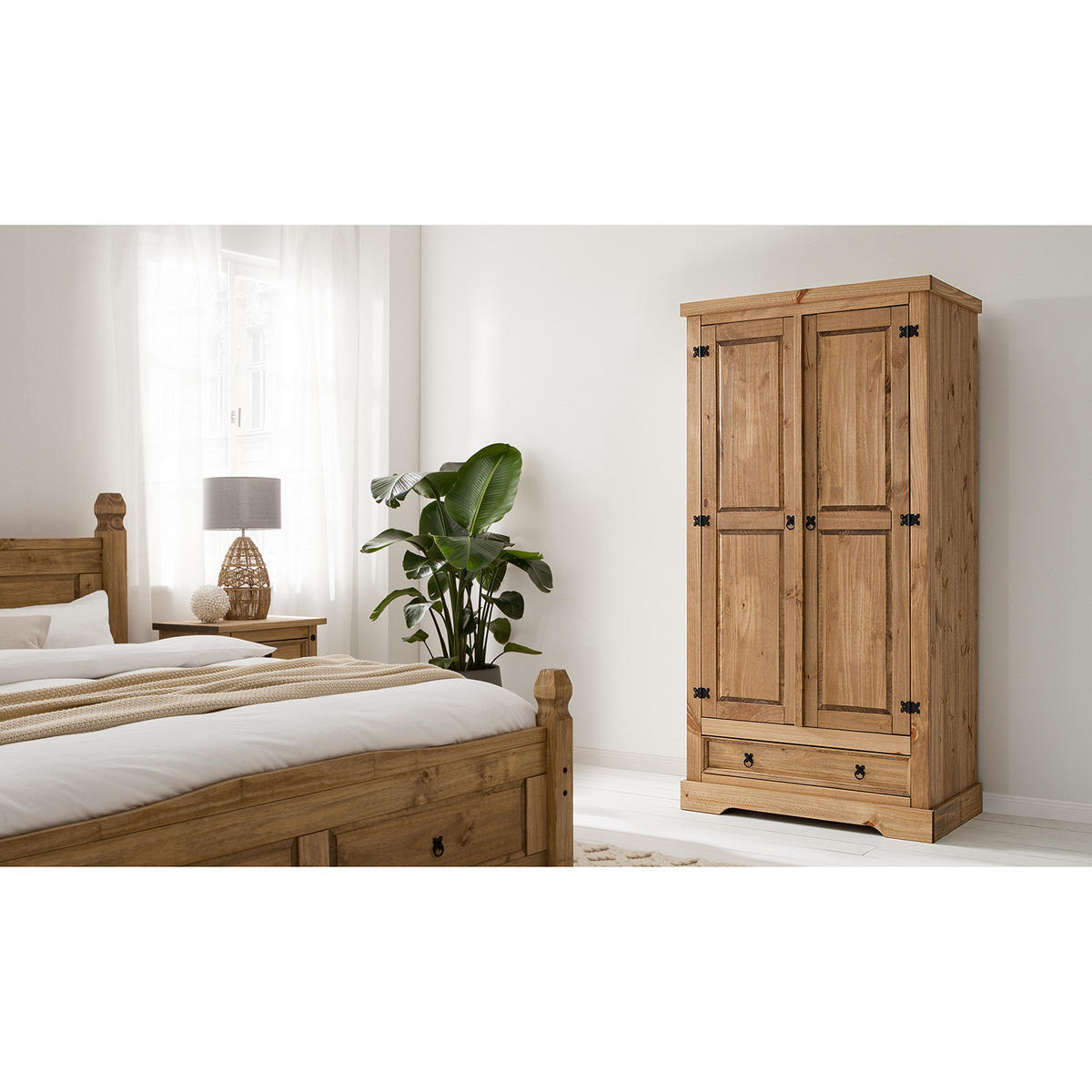 DREHTÜRENSCHRANK - Eckig - Kiefer massiv - Schwarz/Kieferfarben, Holz/Metall (101/195/56cm) - home24