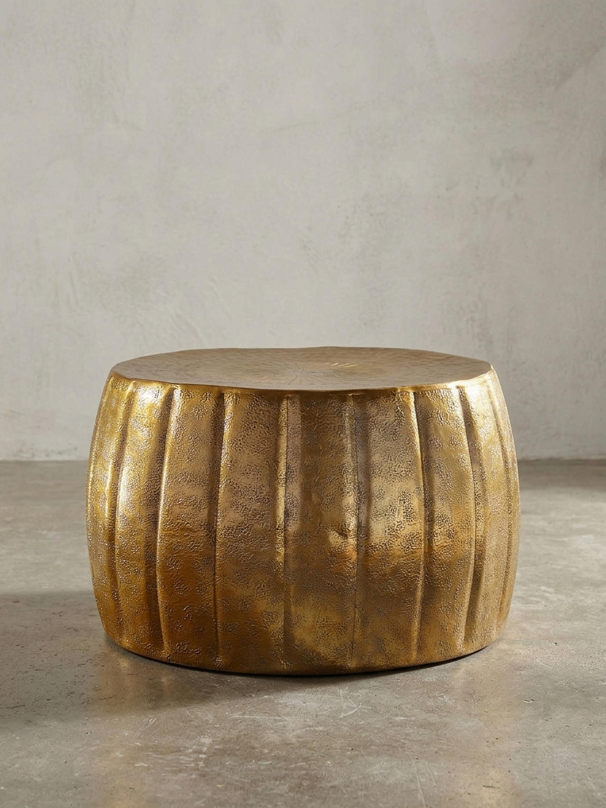 COUCHTISCH LIMENTRA im orientalischen Stil aus strukturiertem Aluminium, Gold 60x60x36 cm - Goldfarben, Metall (60/60/36cm) - KADIMA DESIGN