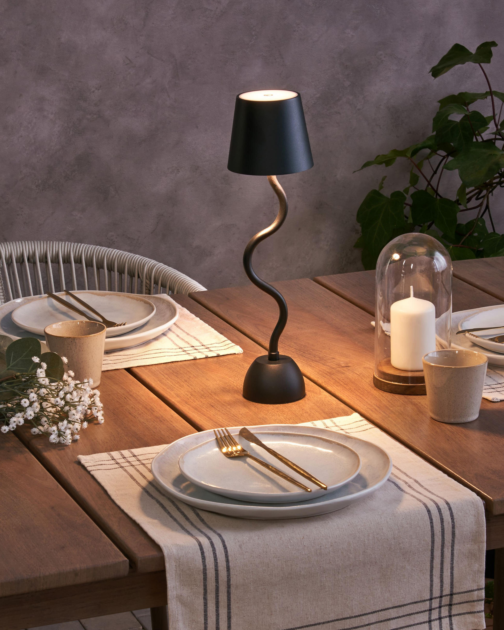 LED-TISCHLEUCHTE Schwarz Vouga - Schwarz, Metall (10/10/39cm) - Beliani