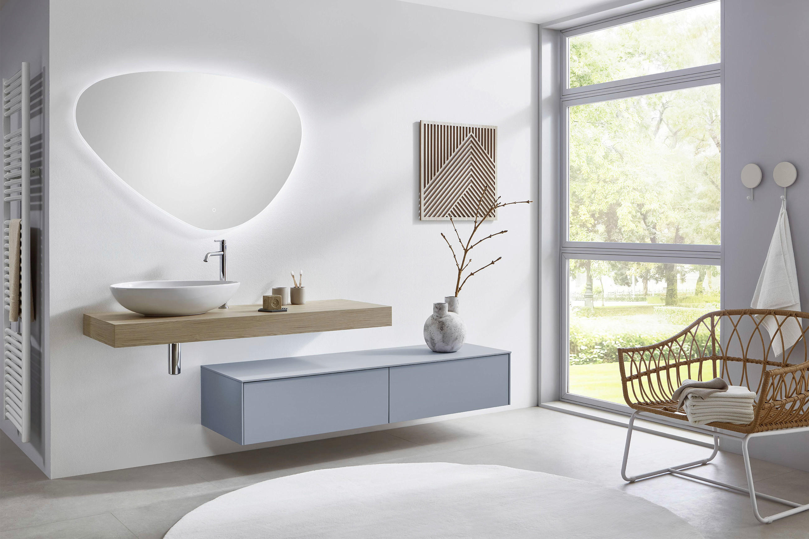 Badezimmer von CELINA mit modernem Spiegel und stilvollem Unterschrank und Waschbecken.