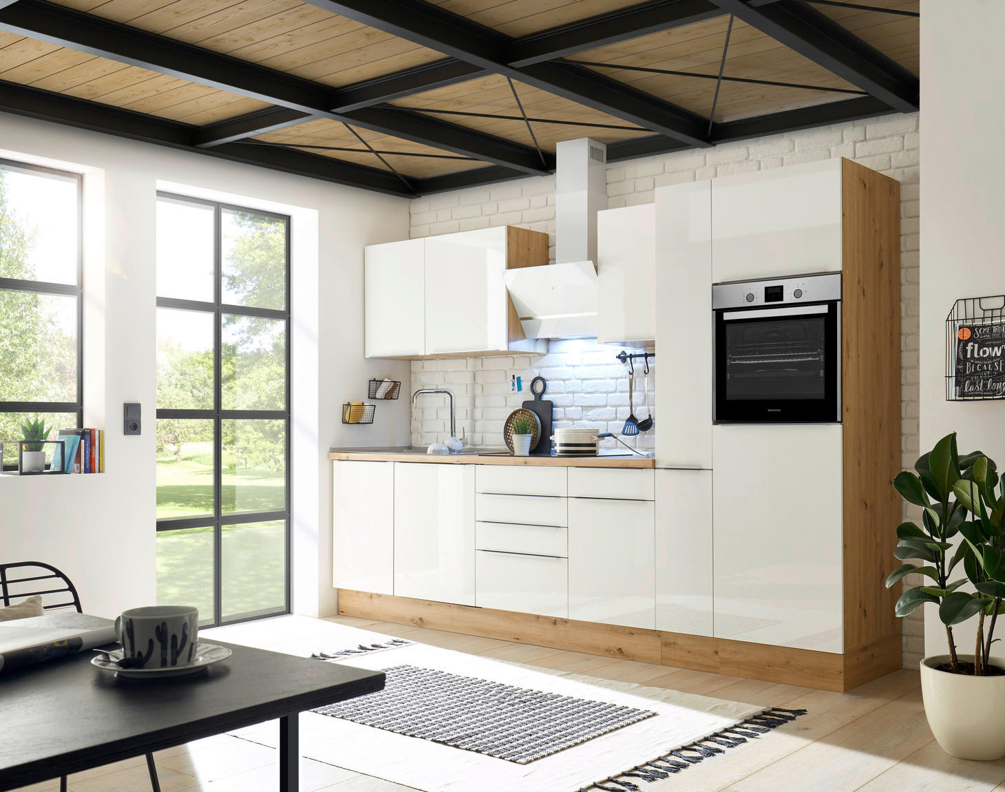 Kleine weiße Küchenzeile mit Holzelementen inklusive Elektrogeräten