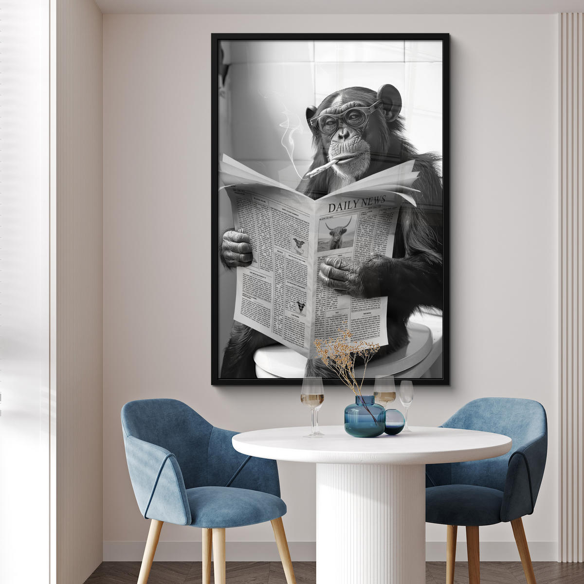GERAHMTES BILD Affe - WC - Zeitung - Schwarz-Weiß - Humor 80x120 cm - Hellgrau, Papier (80/120cm) - MuchoWow