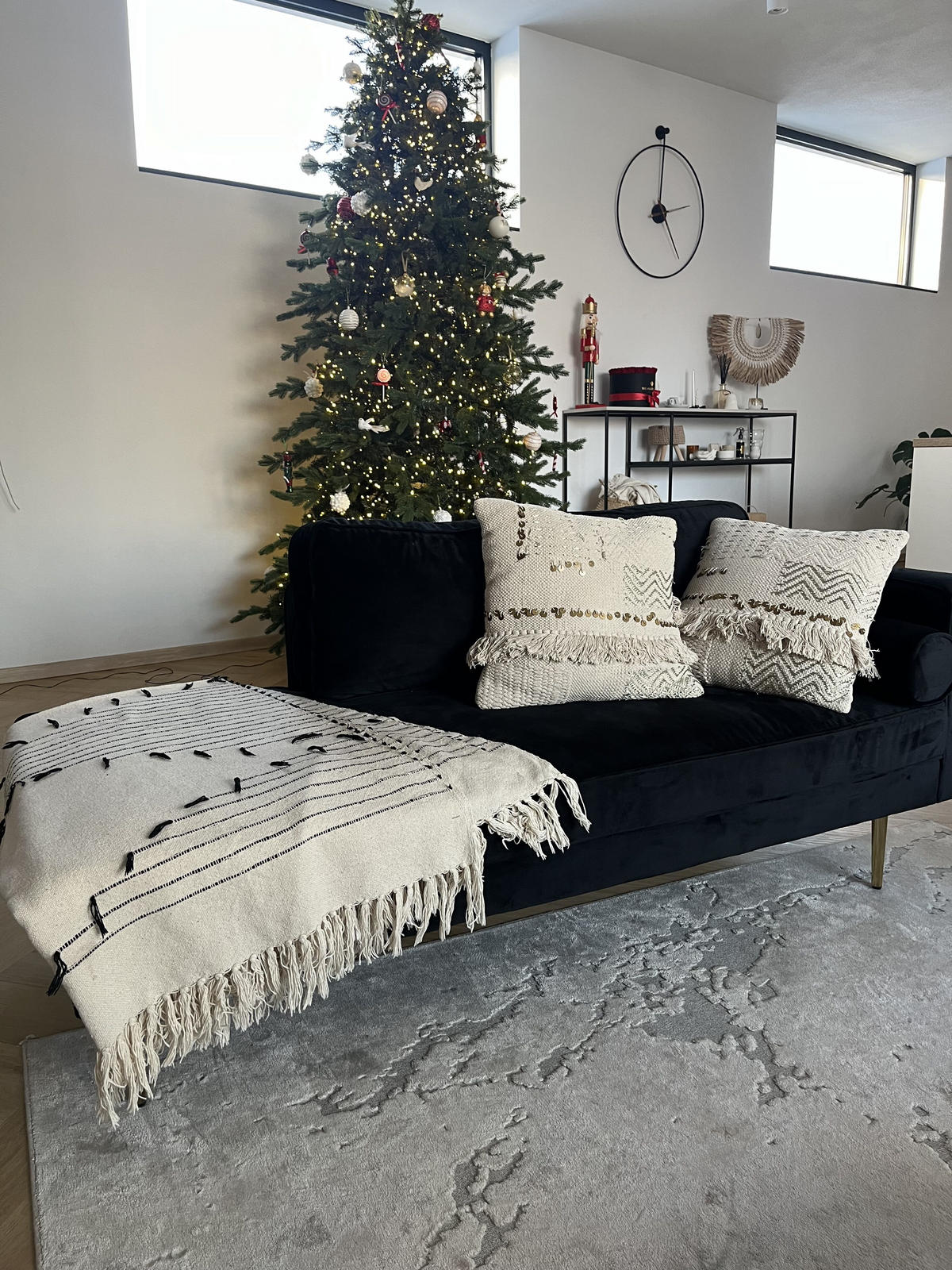 ČALOUNĚNÉ LEHÁTKO CHAISE LONGUE Sametová látka černé pravostranné Miramas - černá/zlatá, textil (171/63/79cm) - Beliani