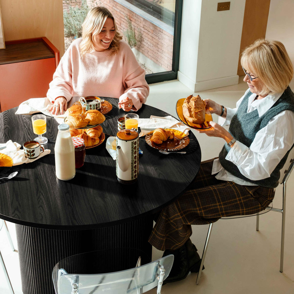 ESSTISCH, schwarzes Holzeffekt - Schwarz, Holz (120/120/75cm) - Oviala