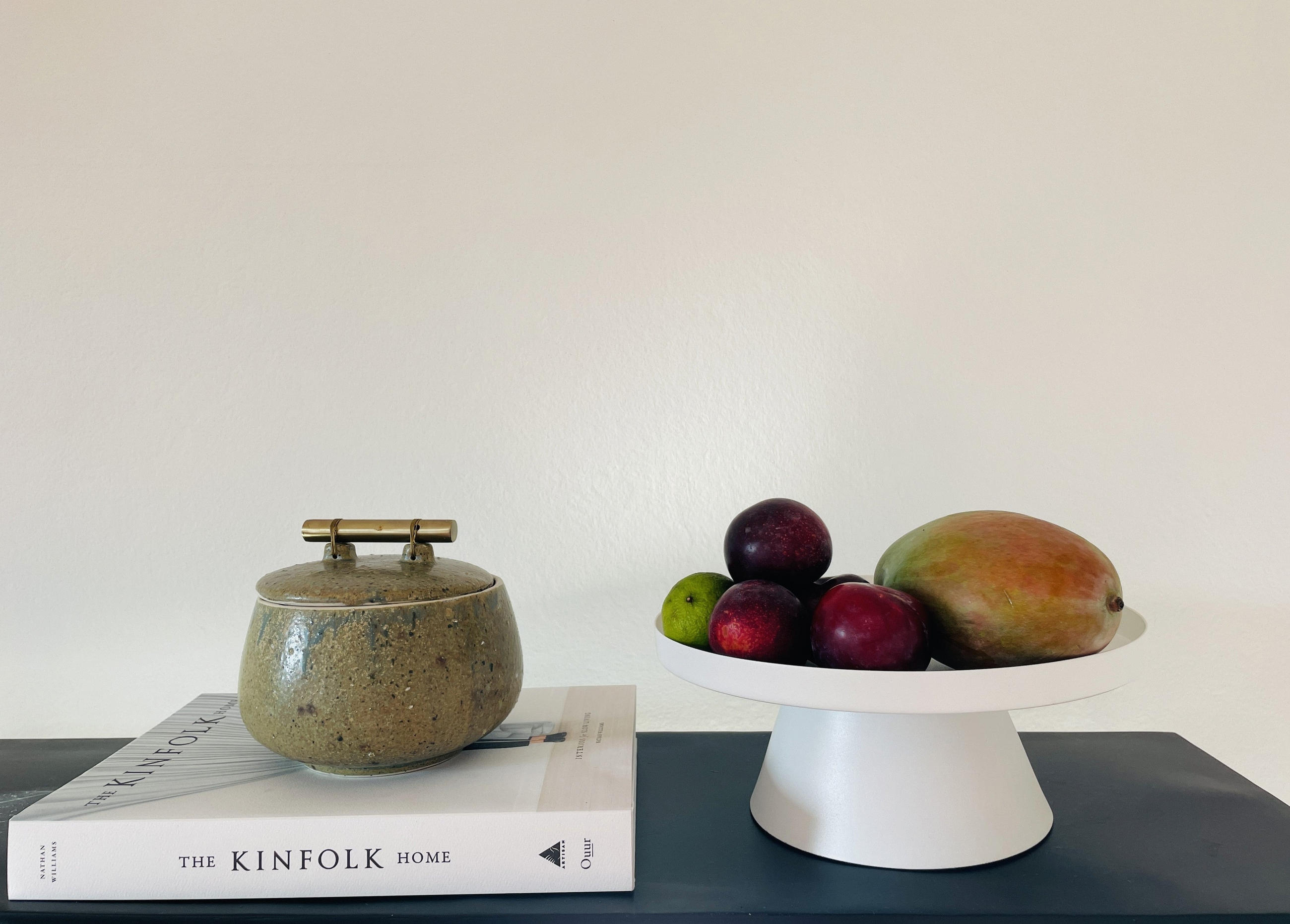 STÄNDER mit Dekotablett Enisa in Weiß Ø 26 cm - Weiß, Metall (26/11cm) - LaLe Living