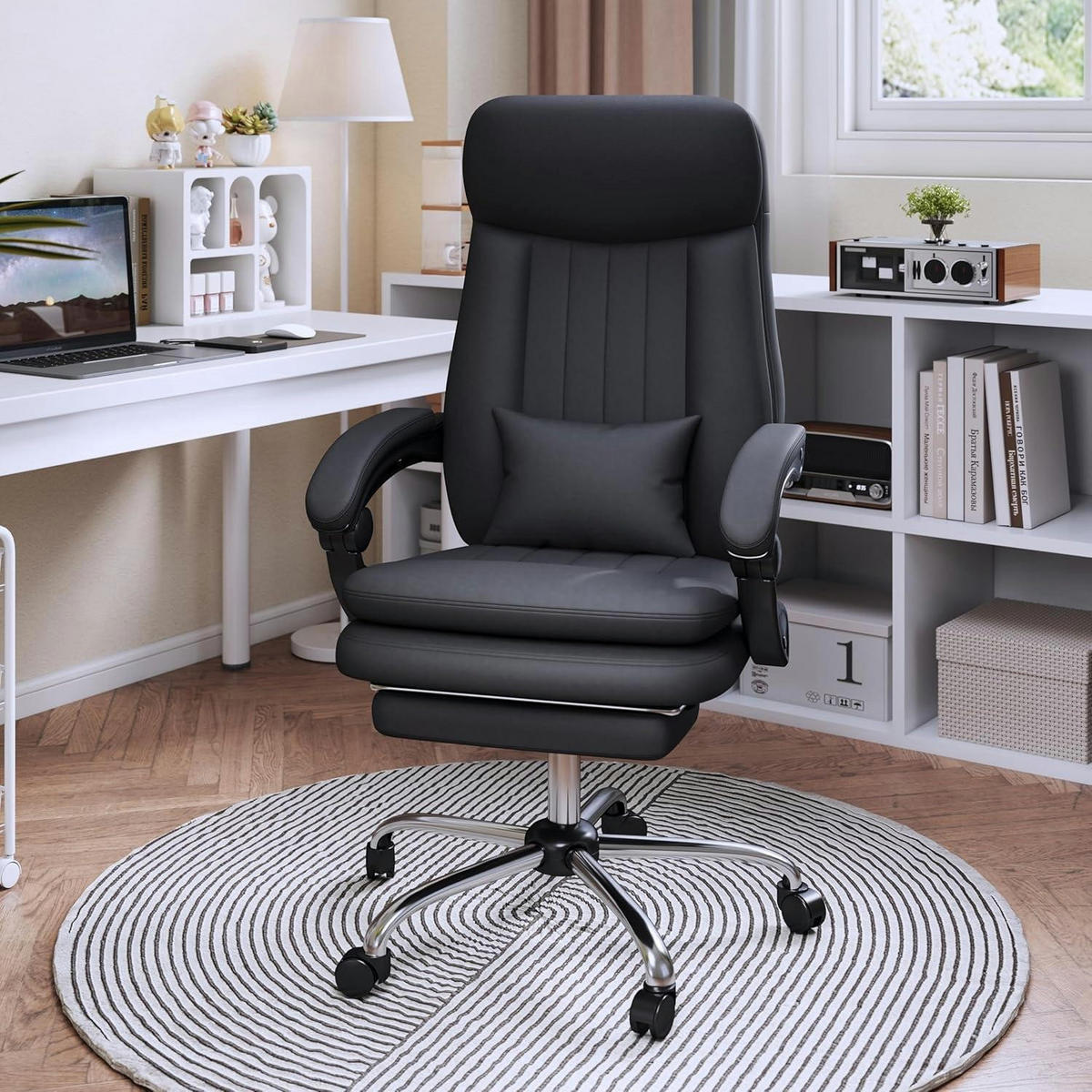 BÜROSTUHL mit Fußstütze, neigbarer Rückenlehne und Lendenstütze aus PU-Leder schwarz - Schwarz, Kunststoff (48/126/52cm)