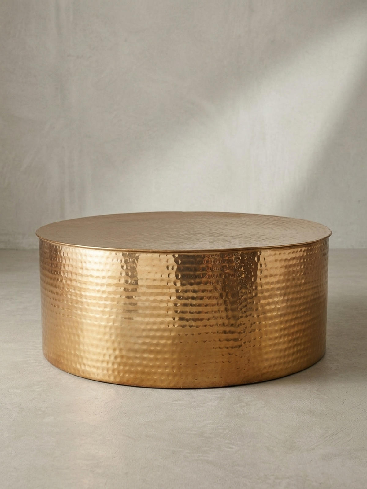 COUCHTISCH mit orientalischem Design, Hammerschlagstruktur und großzügiger Ablage aus Aluminium, Gold 75x75x31 cm - Goldfarben, Metall (75/75/31cm) - KADIMA DESIGN