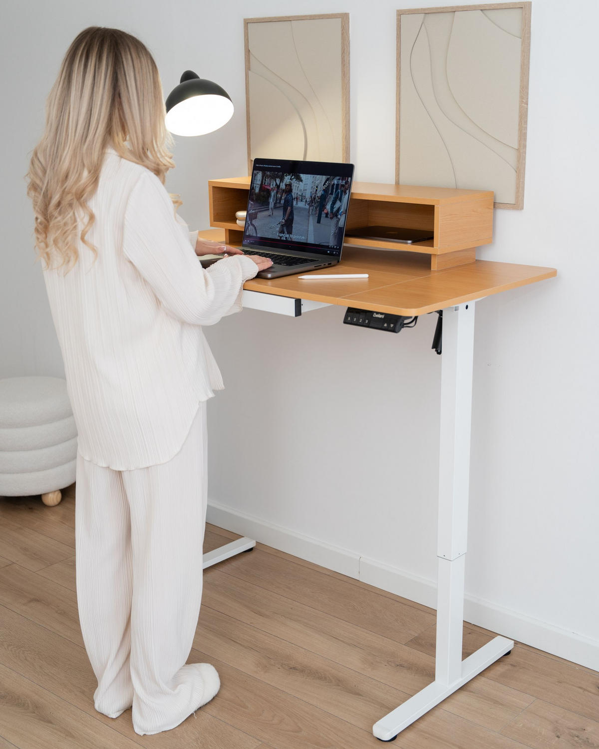 SCHREIBTISCH elektrisch höhenverstellbar 120/60 cm mit USB-Anschluss Hellbraun/Weiß Lucama - Hellbraun/Braun, Holzwerkstoff/Metall (60/120/88cm) - Beliani