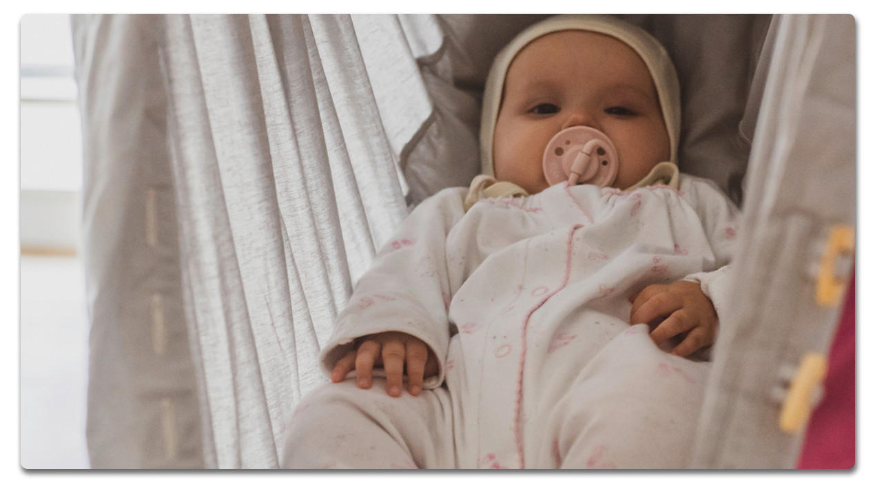 baby in hängetrage