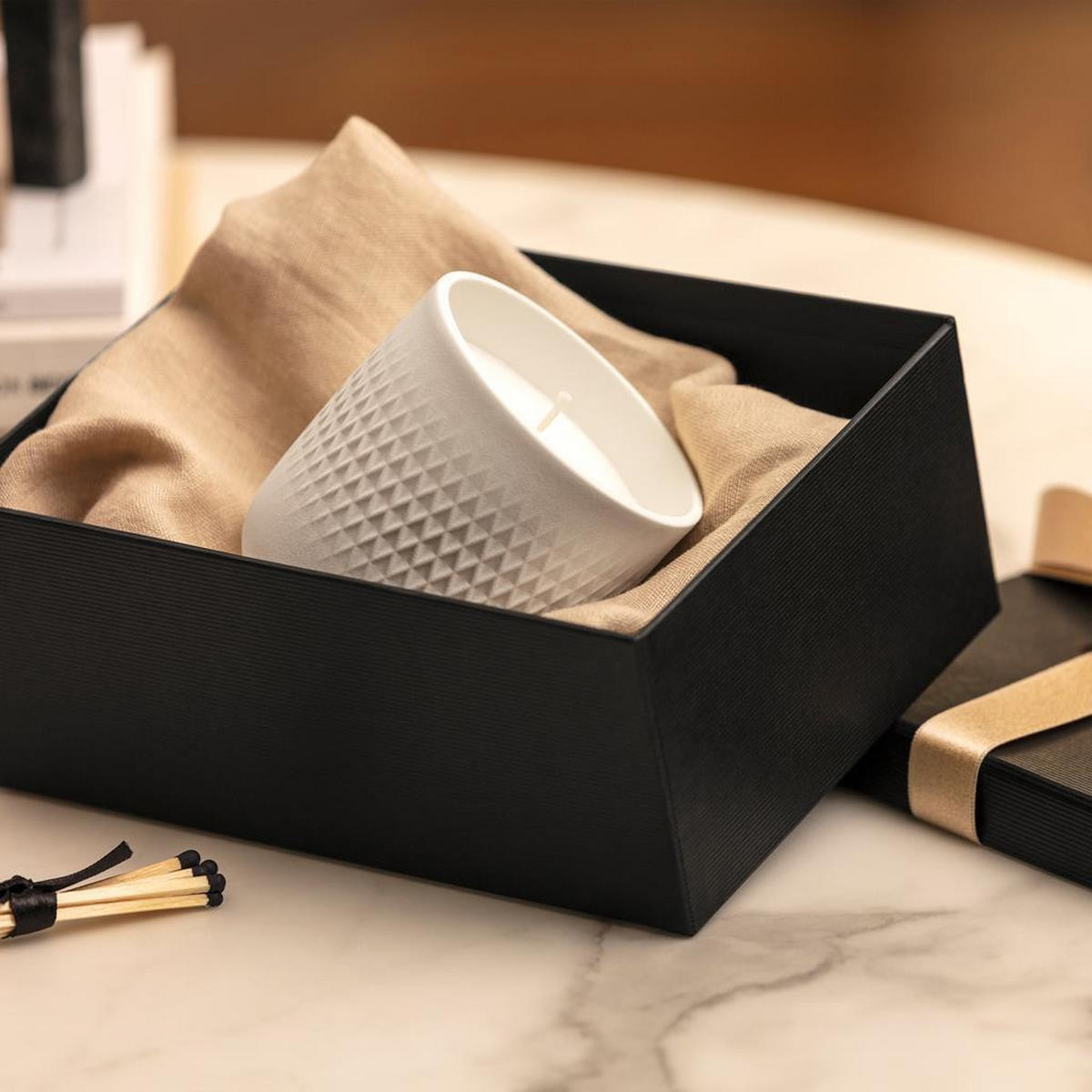 DUFTKERZE CARRÉ MYSTERY Manufacture Collier Blanc weiß ø 8,5 x 9 cm - Weiß, Naturmaterialien/Keramik (9cm) - Villeroy & Boch