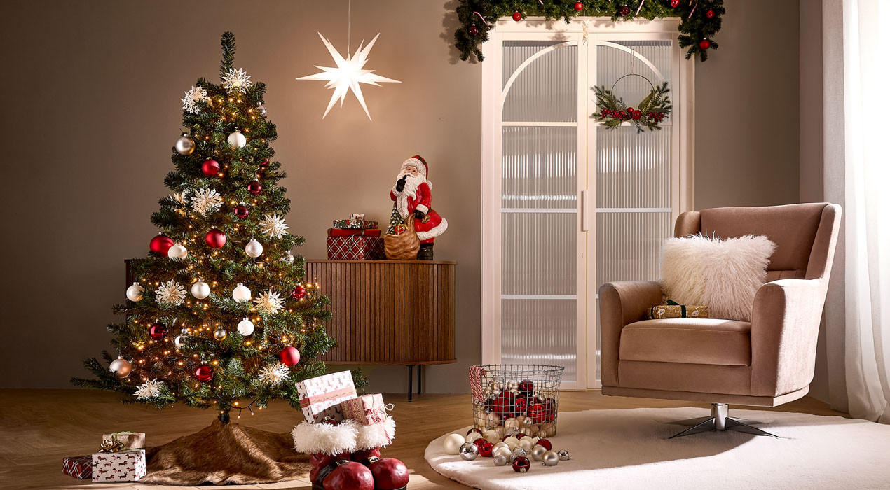 Festliche Wohnzimmer-Szene mit geschmücktem Weihnachtsbaum, Geschenken, Holzschrank mit Weihnachtsdeko und beleuchtetem Stern.