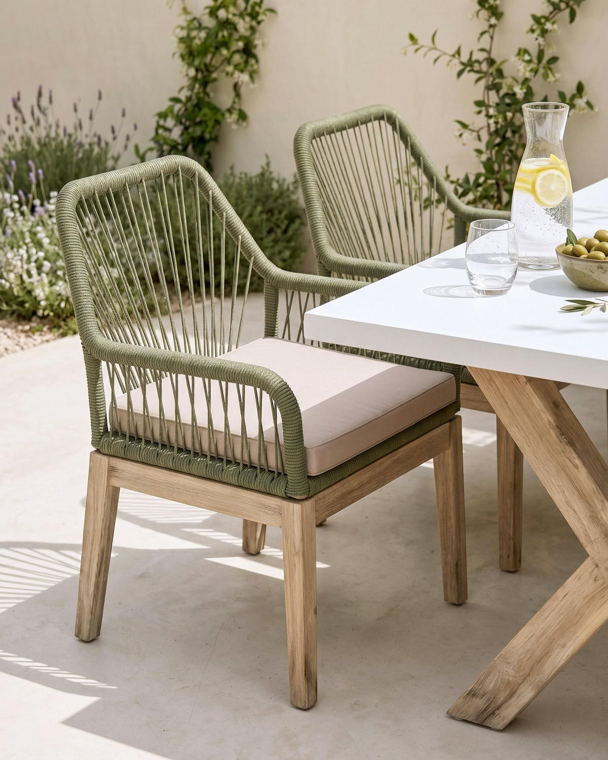 GARTENSTUHL 2er-Set und Sitzkissen Olivgrün Olbia - Beige/Braun, Holz (64/89/71cm) - Beliani