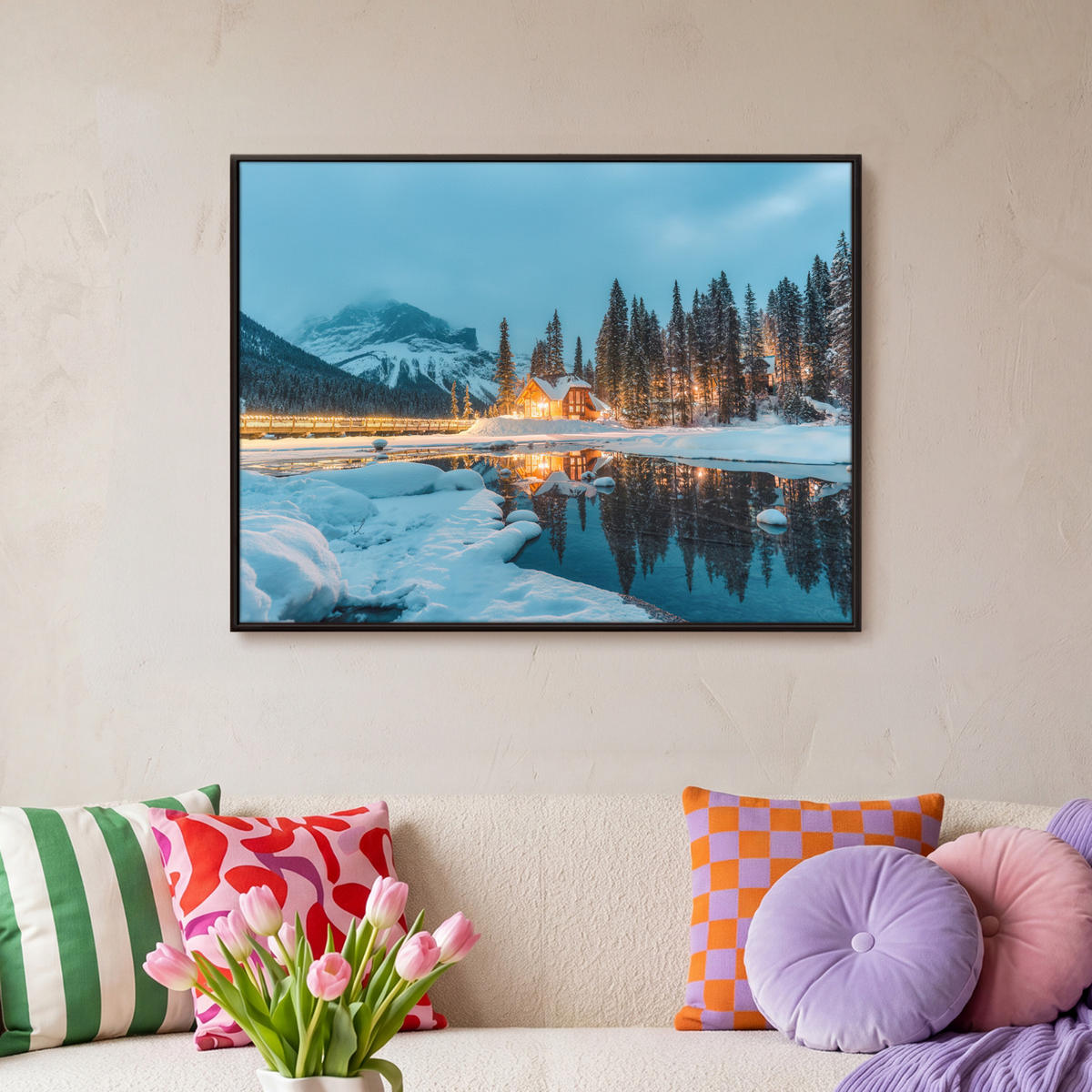 LEINWAND Bilder mit Rahmen - Winterlandschaft - Natur - Haus - Berge - Schnee - 70x50 - Hellblau, Textil (70/50cm) - MuchoWow