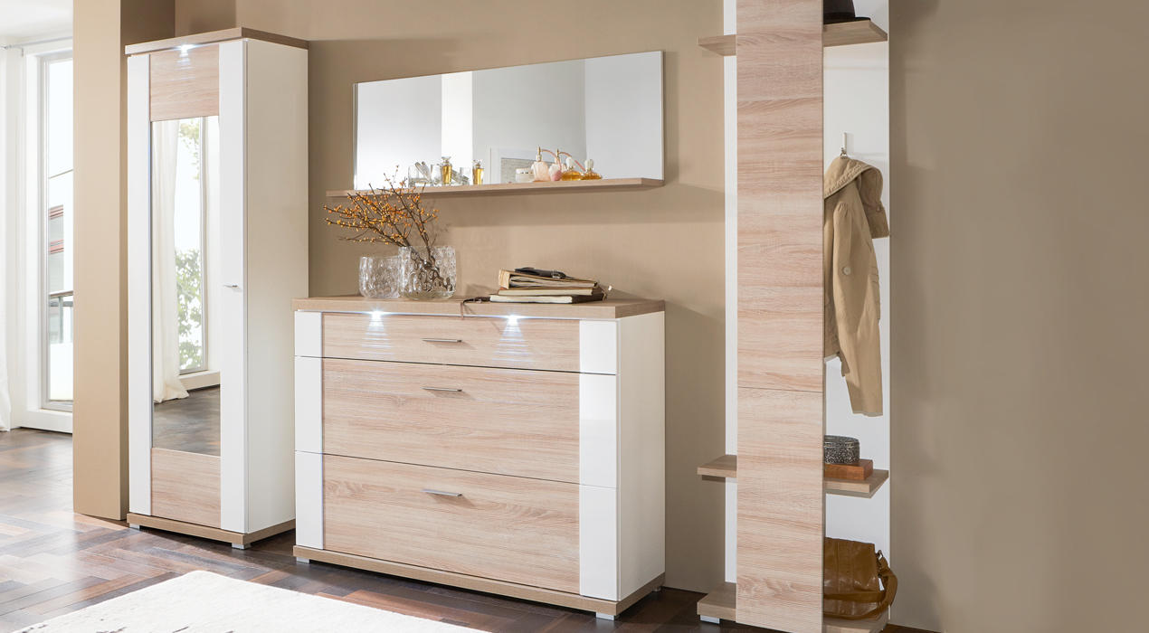 Moderner Flur mit Möbeln in heller Holzoptik und weißen Akzenten: Spiegelschrank, Kommode, Garderobe und Deko