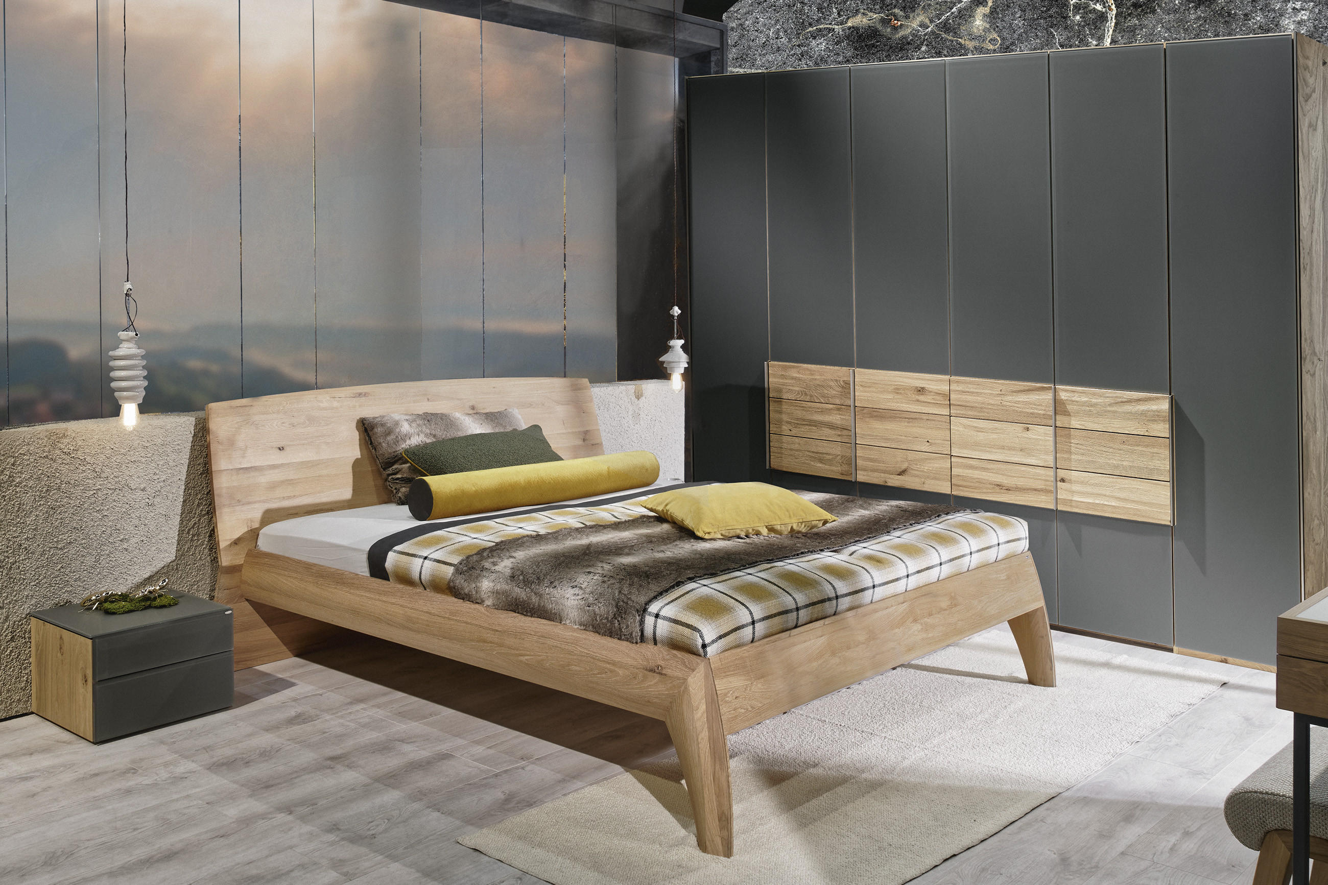 Schlafzimmer mit Bett und Kleiderschrank in hellgrau und hellem Holz