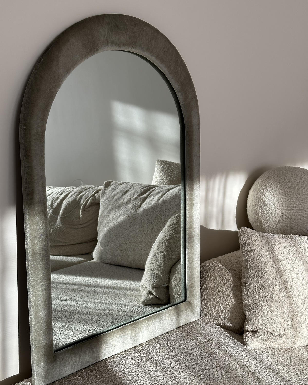 NÁSTĚNNÉ ZRCADLO Sametová látka olivově zelené oválné 60/90 cm Huriel - zelená barva, textil (60/90/3cm) - Beliani