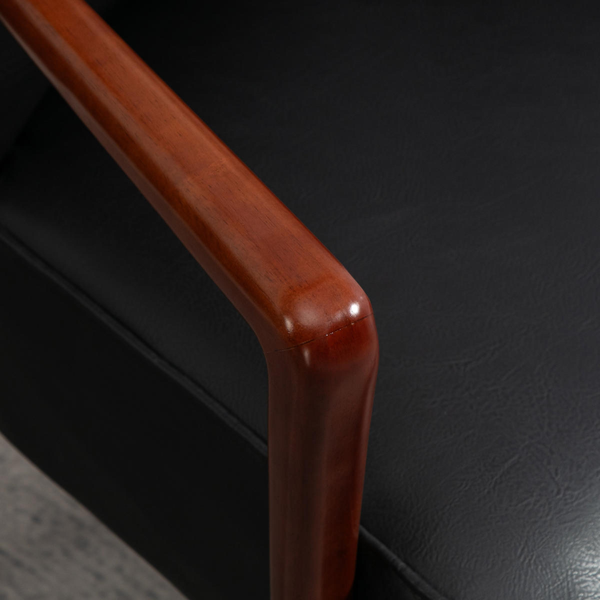 SESSEL DE-06805 breiter Sitz mit Lederoptik und Holzrahmen Schwarz - Schwarz, Holz (77/80/67cm) - ComfortXL