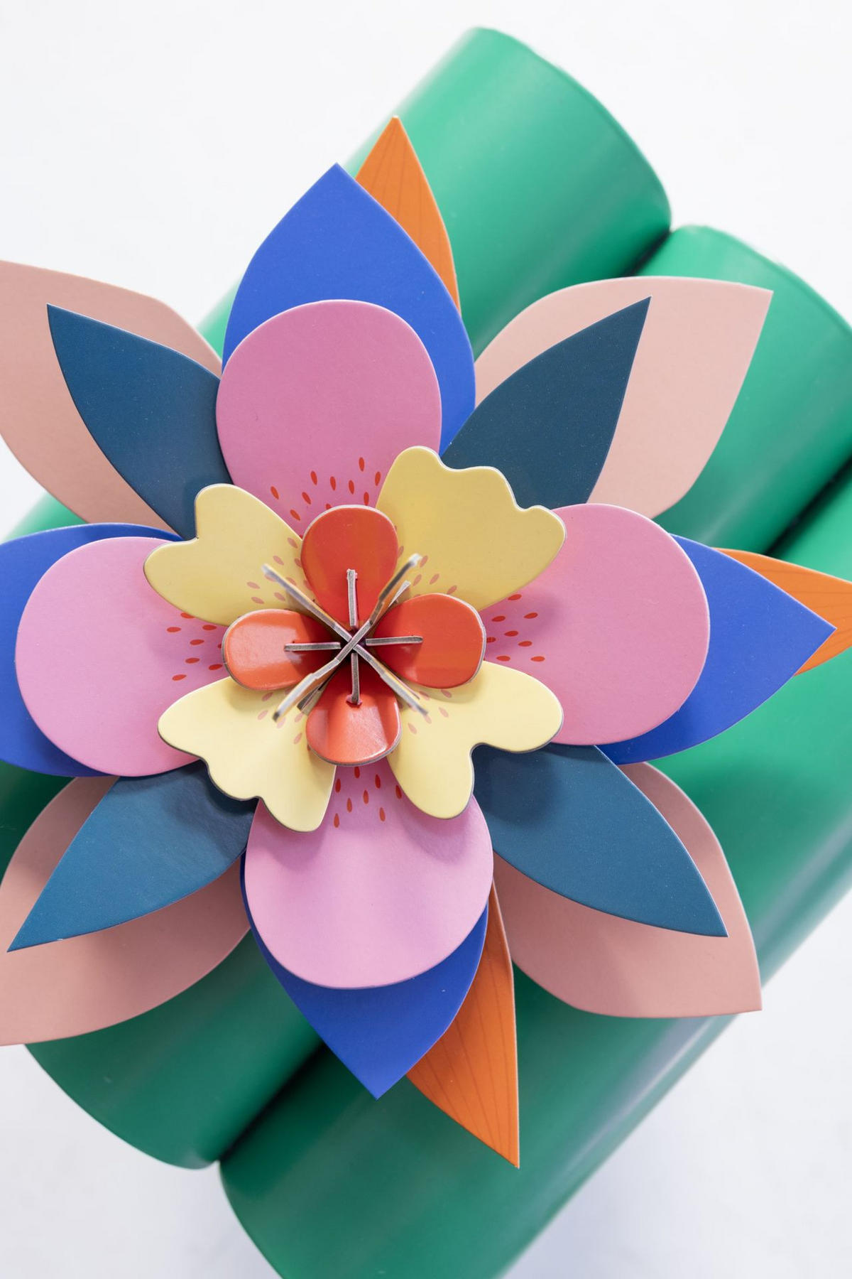 WANDDEKO Markante Papierblüte 11/35 cm - Multicolor, Wellpappe (11/35/35cm) - KUNSTLOFT