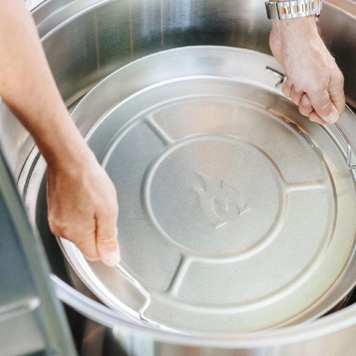 HOLZKOHLEGRILL Edelstahl mit Standfuß Ø 55,9 cm tragbar - Silberfarben, Metall (55.9/74.7/55.9cm) - Solo Stove