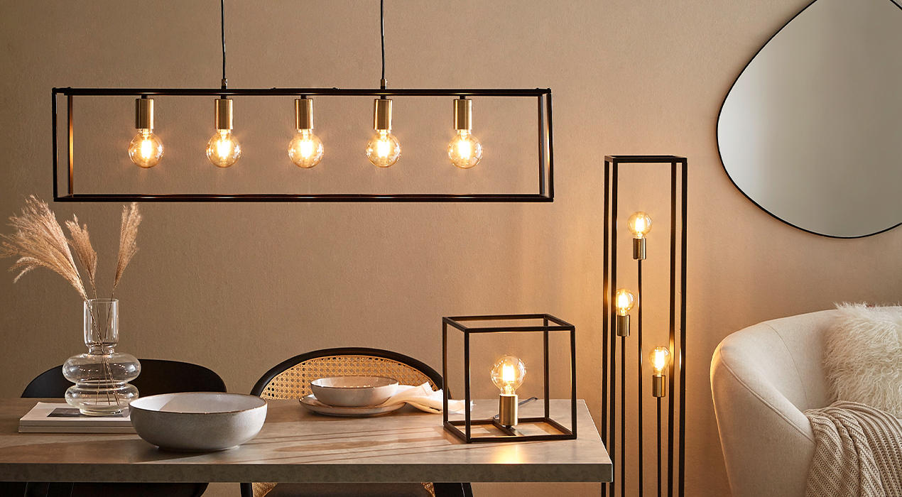Elegante Leuchten in verschiedenen Designs, darunter Hängelampen und Tischlampen. Der Raum ist stilvoll dekoriert mit warmen Lichtquellen und modernen Akzenten