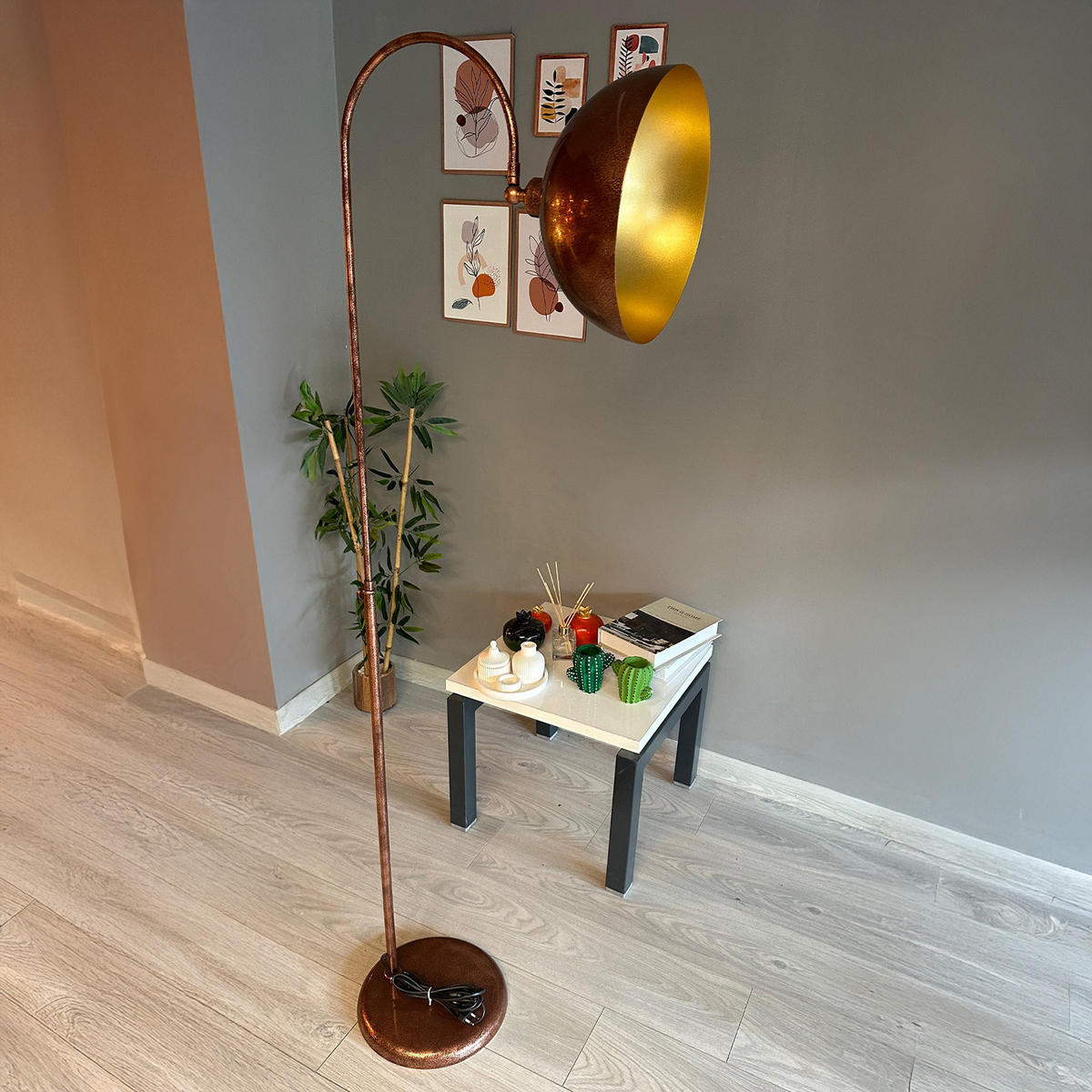 STEHLAMPE Gorkiede E27, verstellbarer Lampenschirm aus Metall - Kupferfarben, Metall (37/37/170cm) - Bamyum