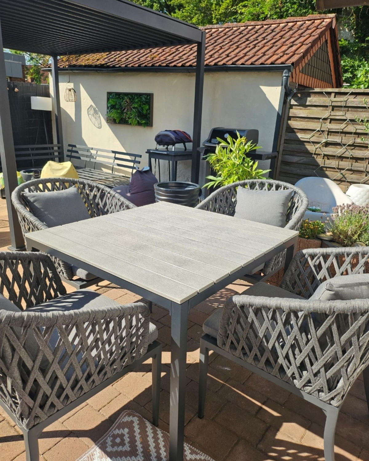 ZAHRADNÍ STŮL Umělé dřevo šedý/černý 95/95 cm Prato - šedá/černá, plast (95/95/74cm) - Beliani
