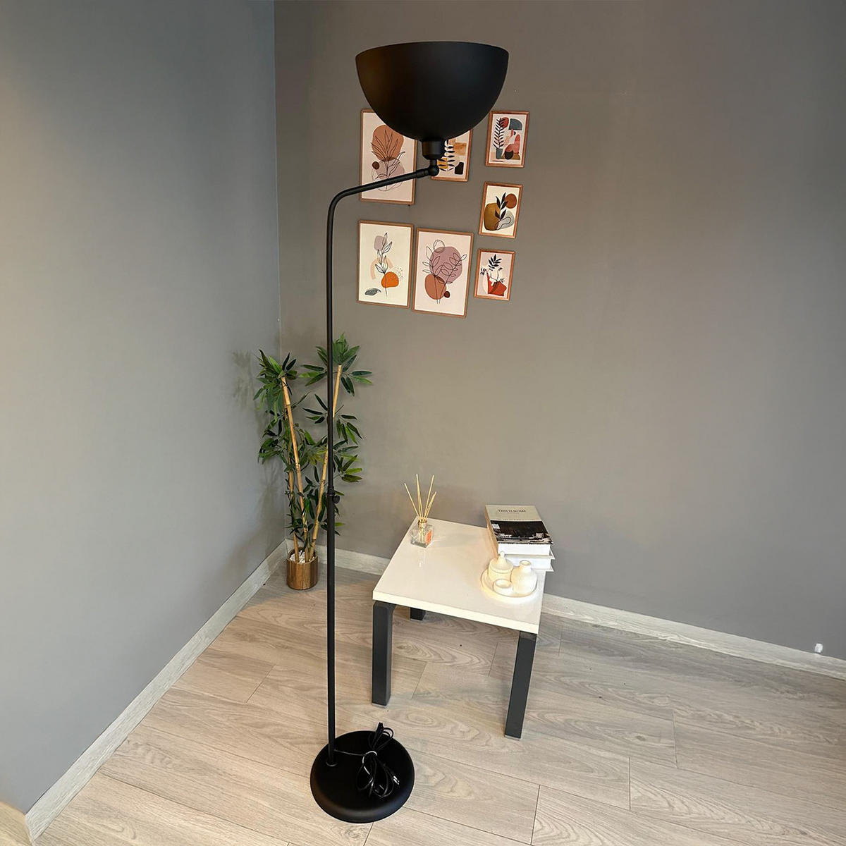 STEHLAMPE Norek aus Metall mit E27, verstellbarer Lampenschirm - Schwarz, Metall (37/37/169cm) - Bamyum
