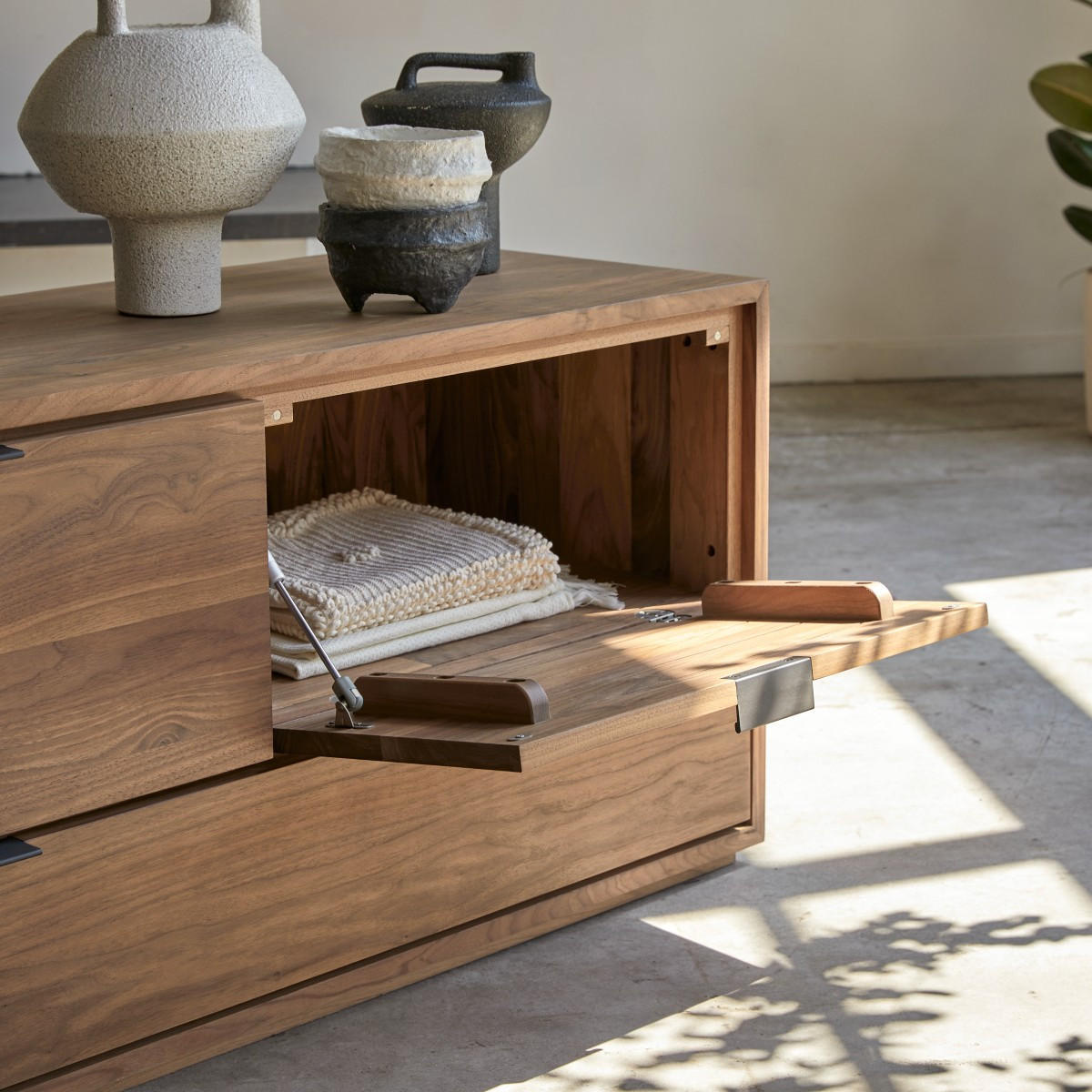 TV-SCHRANK Senson Dunkelbraun aus Walnuss - Dunkelbraun, Holz (120/55/45cm) - Tikamoon