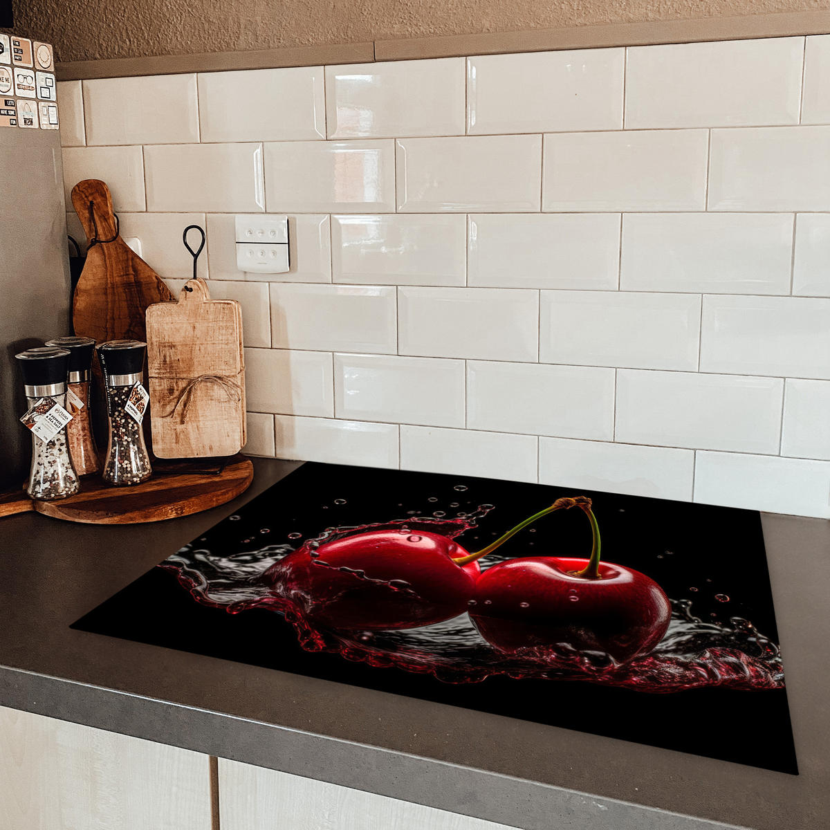 HERDABDECKPLATTE Kirsche - Rot - Frucht - Wasser - Schwarz 71x52 cm - Kirschrot, Kunststoff (71/0.2/52cm) - MuchoWow