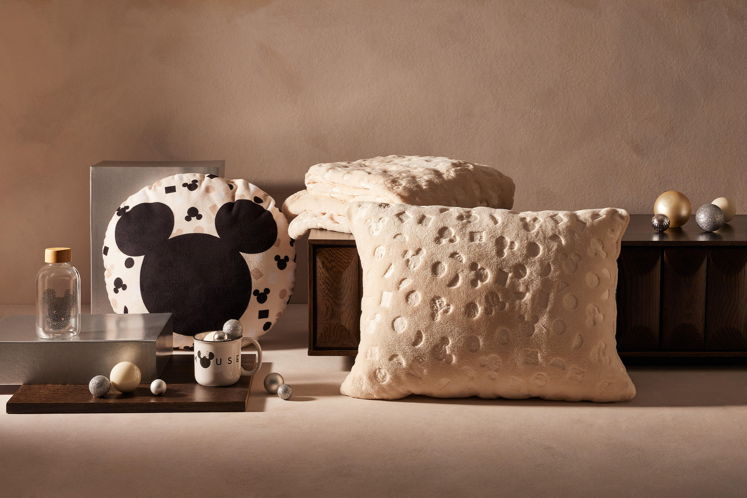 Disney Kissen für Kinder in weihnachtlicher Atmosphäre mit Christbaumkugeln