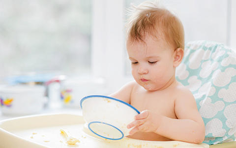 Baby isst aus Schüssel