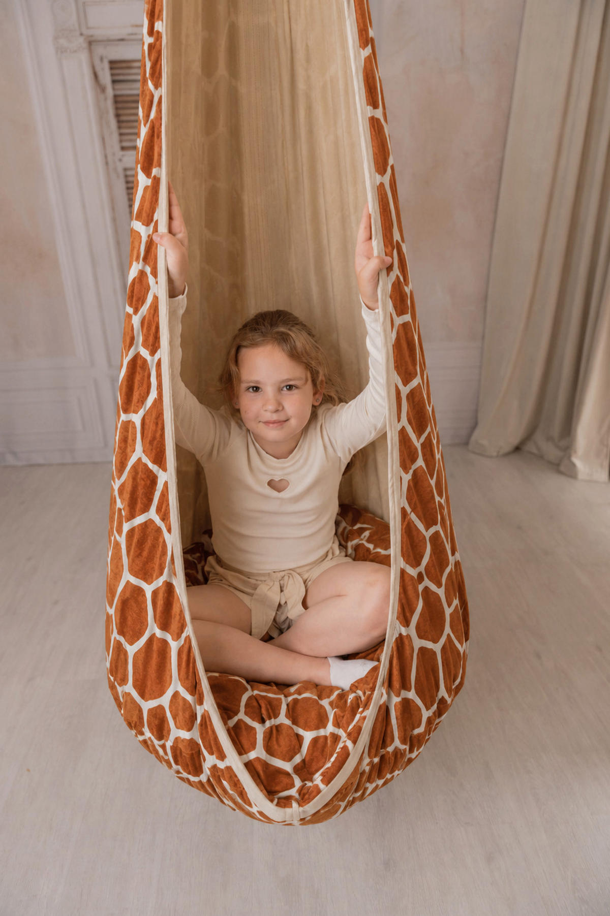 KINDER-HÄNGESESSEL XXL Giraffe – weiche Cocoon-Schaukel zum Spielen und Entspannen - Ecru/Braun, Textil (85/180/85cm) - Bees & Blooms