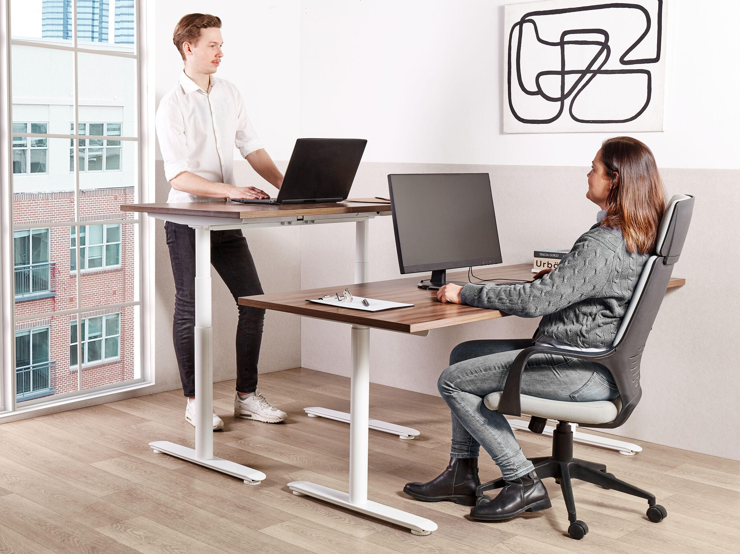 SCHREIBTISCH braunweiß 180/72 cm elektrisch höhenverstellbar Destin IV - Dunkelbraun/Weiß, Holz (72/180/67cm) - Beliani