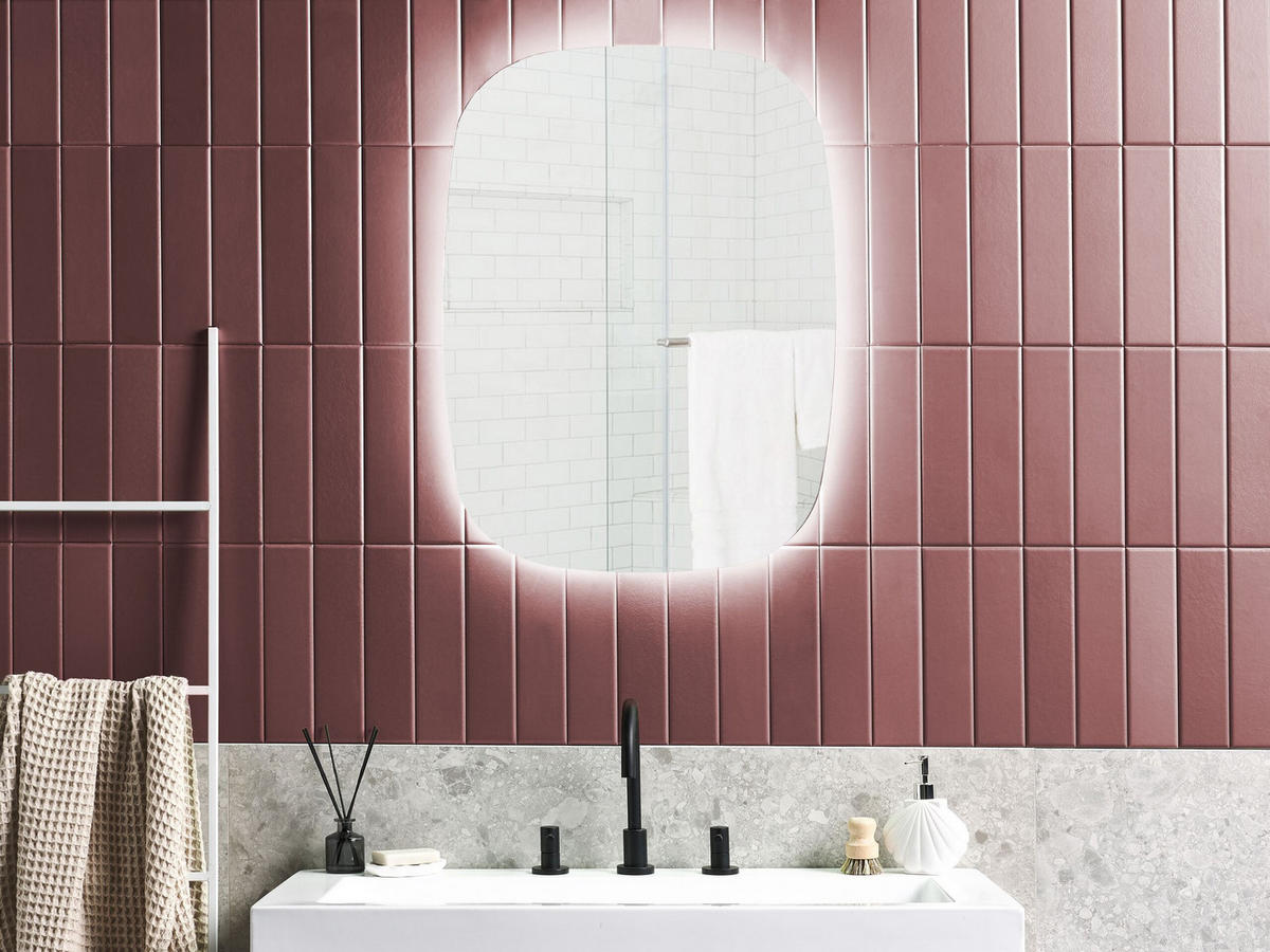 OVALER LED-Wandspiegel 78 cm Silber Bergerac - Silberfarben, Glas (78/3/58cm) - Beliani