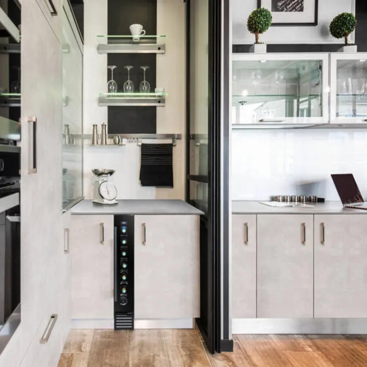 WEINKÜHLSCHRANK CBU7S1B Schwarz 7 Flaschen Unterbau LED - Schwarz, Metall (14.5/87/47.5cm) - JUNG