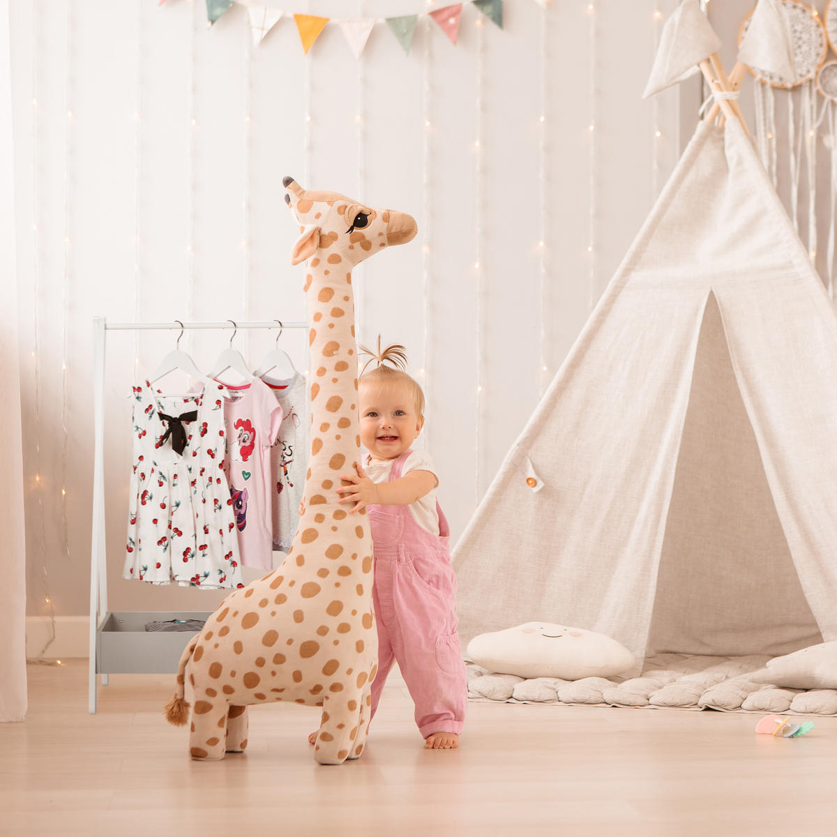 STOJAN na detské šaty - biela, drevo/kompozitné drevo (63.5/99/42cm) - Relaxdays