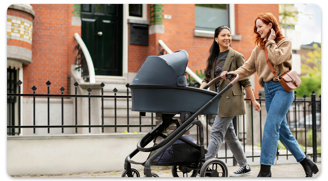 Frauen mit Kinderwagen und Baby