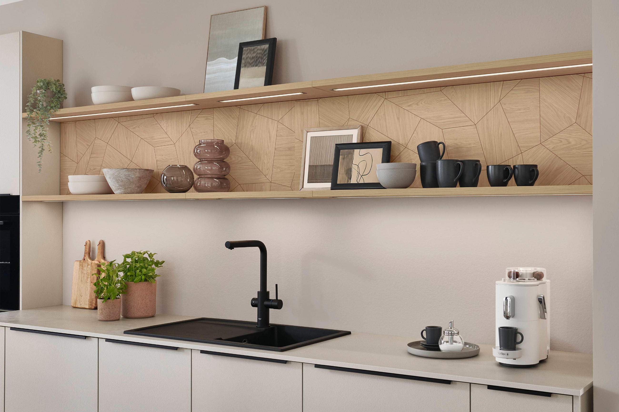 Indirekte Beleuchtung über der Arbeitsplatte einer Küche in Naturfarben.