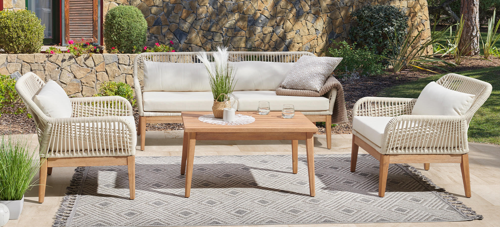 Světlý zahradní nábytek