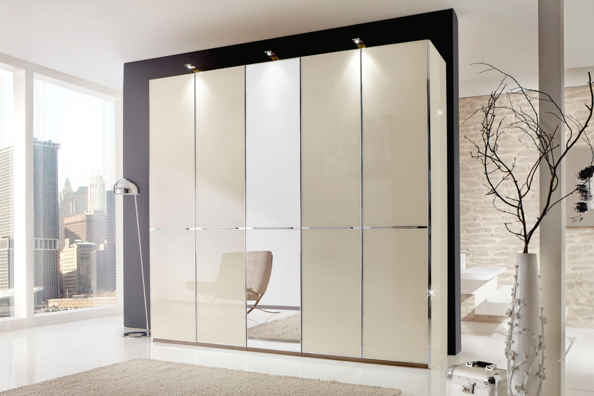 Kleiderschrank mit eleganten Glastüren